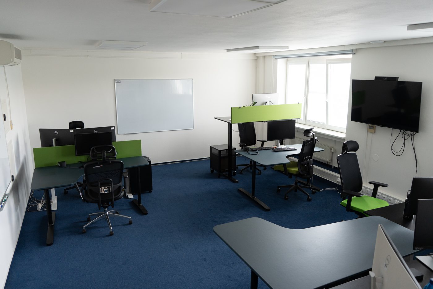 Výškově stavitelné stoly a tabule v coworku
