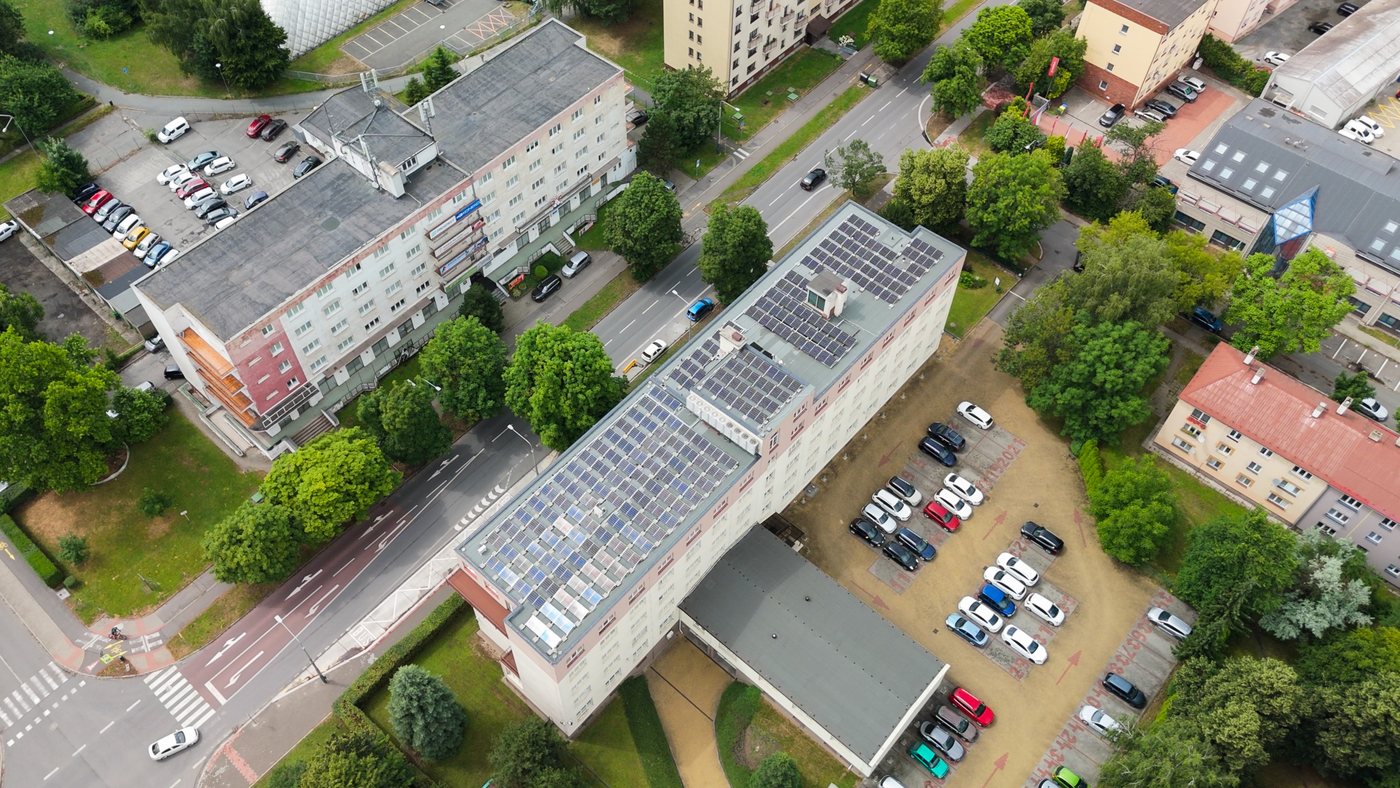 Letecký pohled na budovu a přilehlý areál s parkovištěm