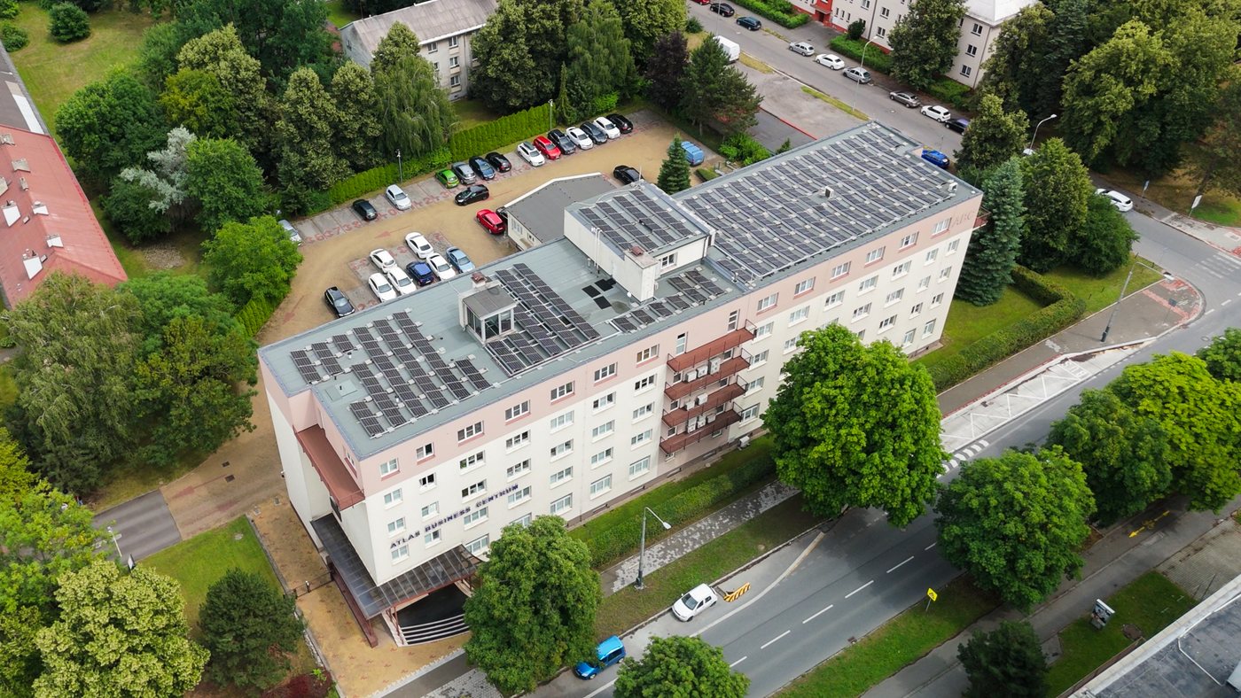 Letecký pohled na okolí budovy v centru Ostravy